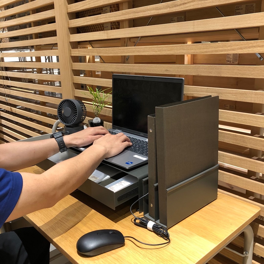 スチールモニタースタンド・仕切り 新大村駅前】新商品！スタイリッシュなスチールモニタースタンドをご